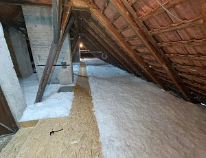 Zateplení stropu bytového domu a zhotovení revizních lávek